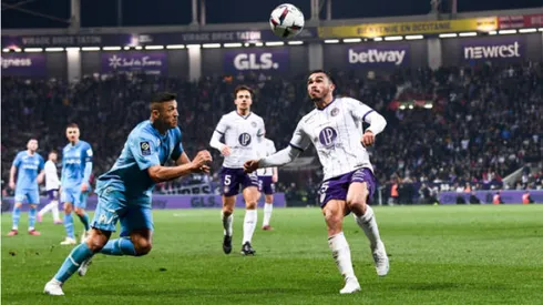 Gabriel Suazo lucha un balón con Alexis Sánchez en un duelo del Toulouse ante el Marsella.