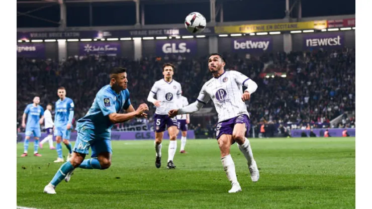 Gabriel Suazo lucha un balón con Alexis Sánchez en un duelo del Toulouse ante el Marsella.