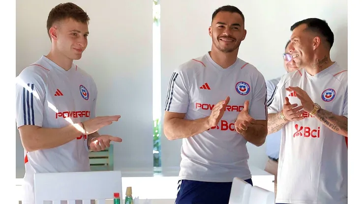 Bruno Barticciotto, Gabriel Suazo y Gary Medel aplauden las remozadas instalaciones de la selección chilena