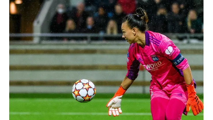 Tiane Endler sale a la conquista de Europa.