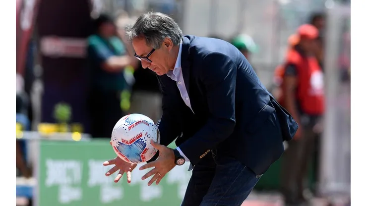 Ariel Holan no se mueve de la UC