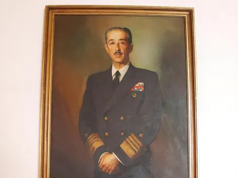 Armada deberá quitar fotos de almirante de la Junta Militar