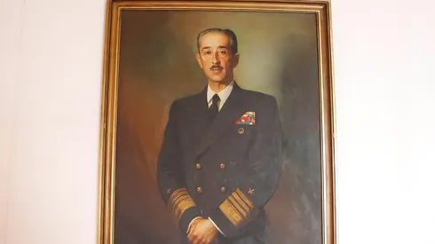 Armada deberá quitar fotos de almirante de la Junta Militar