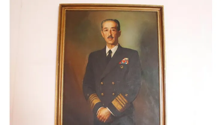 Armada deberá quitar fotos de almirante de la Junta Militar
