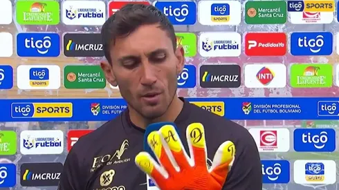 Olivares muestra el guante especial que se mandó a hacer por el trastorno de su hijo