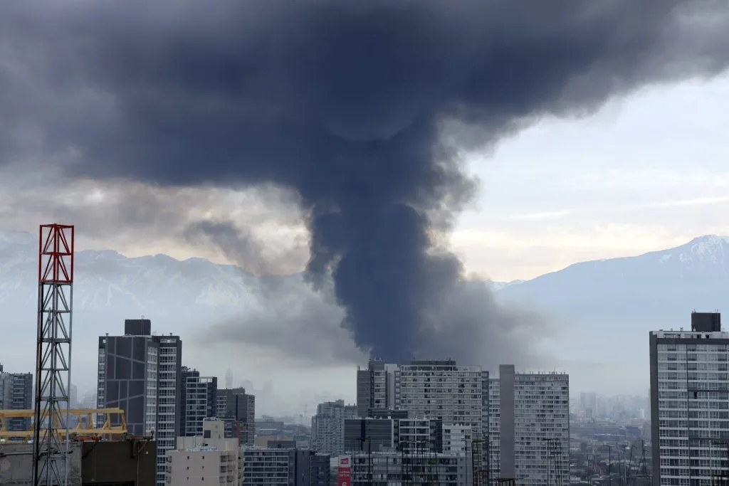 Incencio estructural afecta locales comerciales en barrio Meiggs, Estacion Central | Foto: ATON
