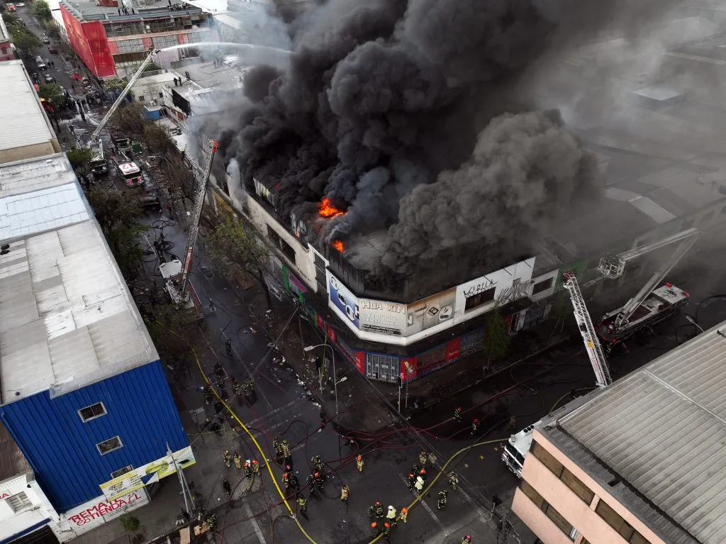 Incencio estructural afecta locales comerciales en barrio Meiggs, Estacion Central | Foto: ATON