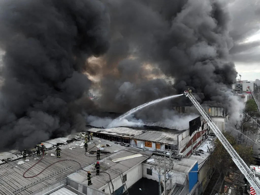 Incencio estructural afecta locales comerciales en barrio Meiggs, Estacion Central | Foto: ATON