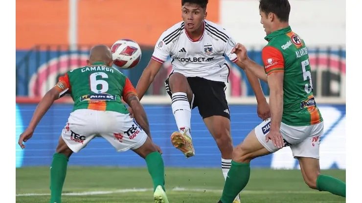 Damián Pizarro en acción en el estadio El Cobre. Anotó el descuento de Colo Colo.
