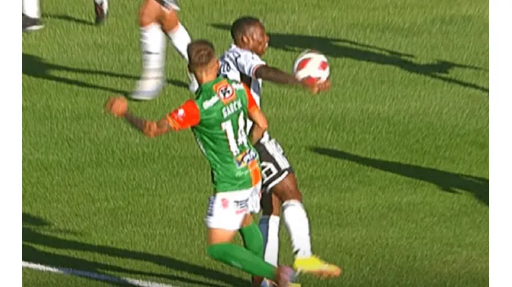 La mano del colombiano Fabián Castillo que terminó en un penal para Cobresal.