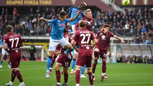 El gran salto de Victor Osimhen, quien abrió la cuenta de cabezazo en la gran goleada del Napoli al Torino.