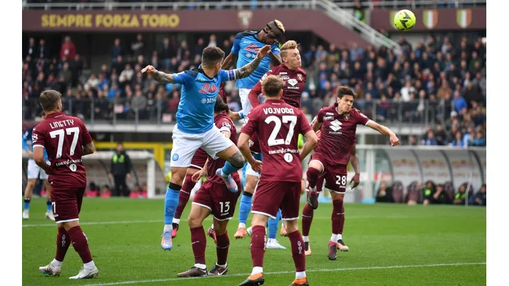 El gran salto de Victor Osimhen, quien abrió la cuenta de cabezazo en la gran goleada del Napoli al Torino.