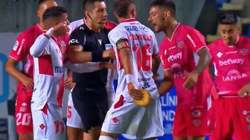 Franco Bechtholdt sostiene la sopaipilla arrojada a la cancha de Concepción