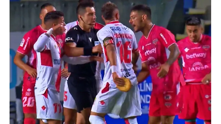 Franco Bechtholdt sostiene la sopaipilla arrojada a la cancha de Concepción
