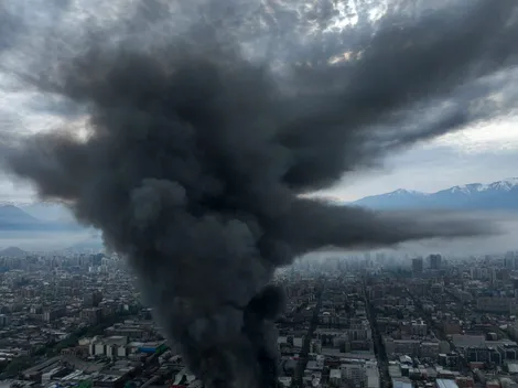 Incendio en barrio Meiggs genera humo tóxico en Santiago