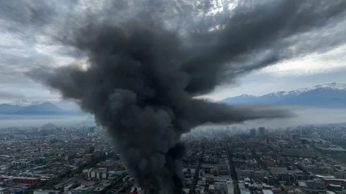 Santiago, 29 de septiembre de 2024. Un incencio estructural afecta locales comerciales ubicados en calles Sazie y San Alfonso comuna de Estacion Central.