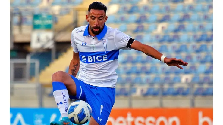 Isla perdió su lugar en el once titular de Ariel Holan.