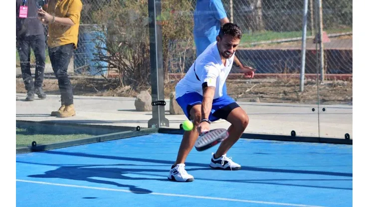 Jorge Valdivia mostró buenas condiciones para jugar pádel en San Carlos de Apoquindo