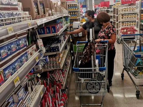 Chilenos compran en supermercado de Argentina