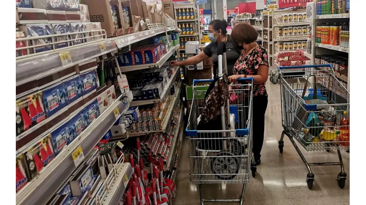 Chilenos compran en supermercado de Argentina