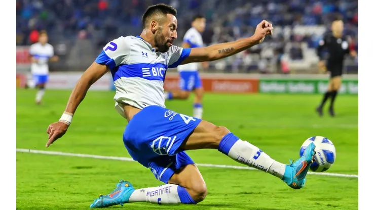 Isla fue titular en los primeros siete partidos de la UC en el torneo.