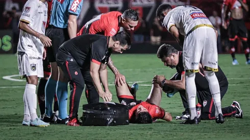 Ángelo Araos se rompió el ligamento cruzado anterior de la rodilla derecha.