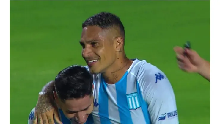 Paolo Guerrero celebra con el Torta Opazo su primer gol en la liga argentina