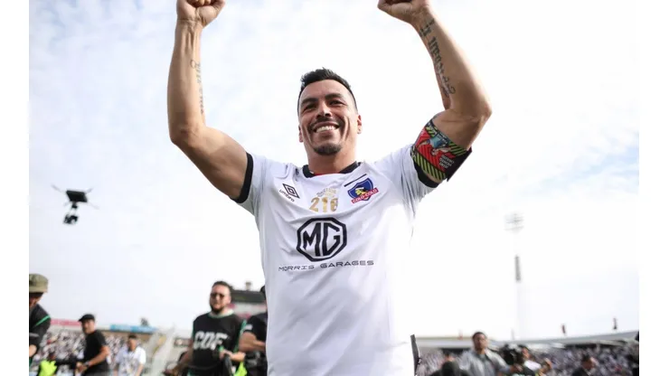 Esteban Paredes se retirará del fútbol este 25 de marzo con un partido en el estadio Monumental, pero también lanzó un libro fotográfico.