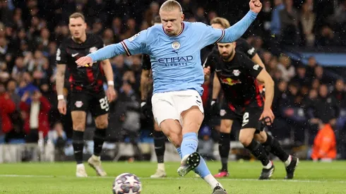 Haaland anotó cinco goles, comenzando con el polémico penal