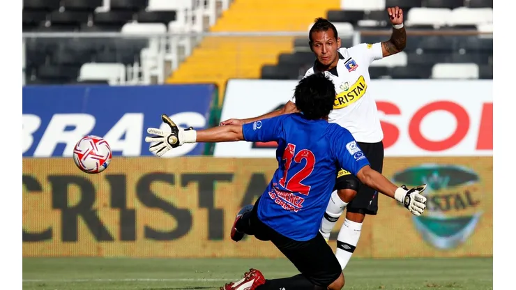 Arnaldo Giménez en acción durante un duelo de Colo Colo ante Unión La Calera en el estadio Monumental.