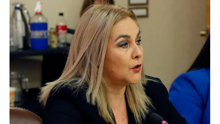 Jiles se enfrasca en discusión con periodista en Congreso