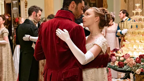 BRIDGERTON (L to R) REGÉ-JEAN PAGE as SIMON BASSET and PHOEBE DYNEVOR as DAPHNE BRIDGERTON