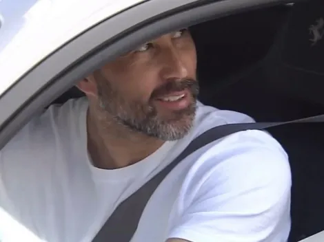 "¿Tú pagas la bencina?": Bravo saca risas a hinchas con su Ferrari