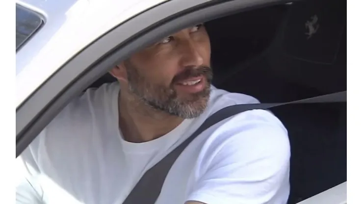 Claudio Bravo salió de entrenar en su Ferrari y se encontró con un chistoso hincha Bético, a quien le respondió con humor.
