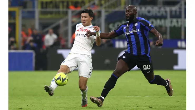 Kim Min-Jae lucha un balón con Romelu Lukaku en un partido entre Napoli y el Inter de Milán.