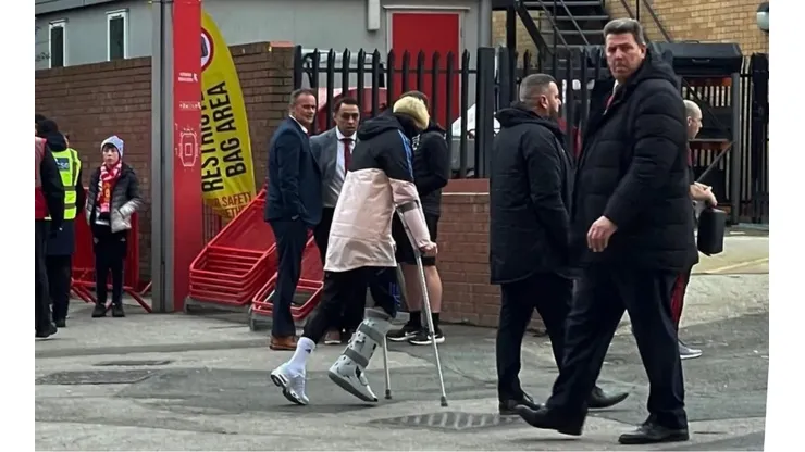 Alejandro Garnacho abandona en muletas el Old Trafford