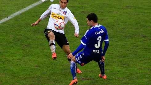 Álvaro Ormeño en acción ante Eugenio Mena en un Superclásico entre Colo Colo y U. de Chile.