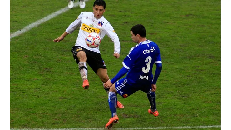 Álvaro Ormeño en acción ante Eugenio Mena en un Superclásico entre Colo Colo y U. de Chile.