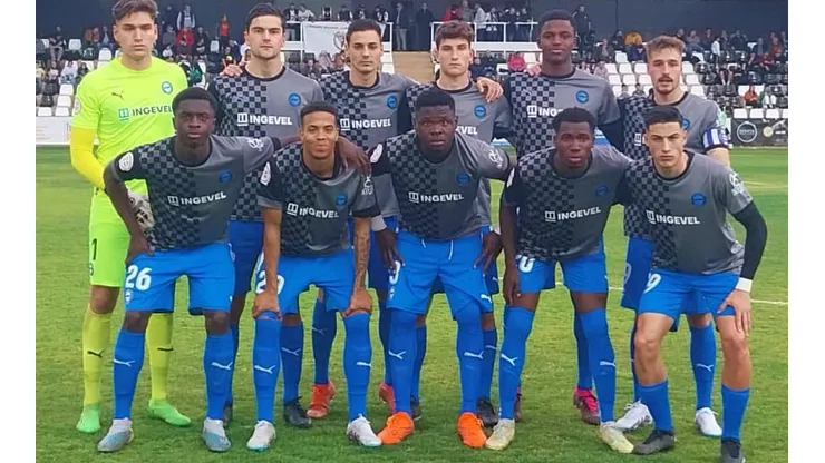 Sebastián Pino debutó profesionalmente en el fútbol español, tras su formación en Universidad Católica