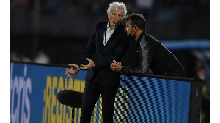 José Pekerman conversa con Fernando Batista, el nuevo DT de la selección adulta de Venezuela.