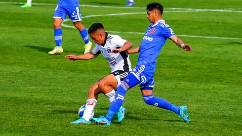 Vicente Pizarro cuida la pelota ante la arremetida de Darío Osorio en el Superclásico jugado en el Fiscal de Talca que ganaron los albos.