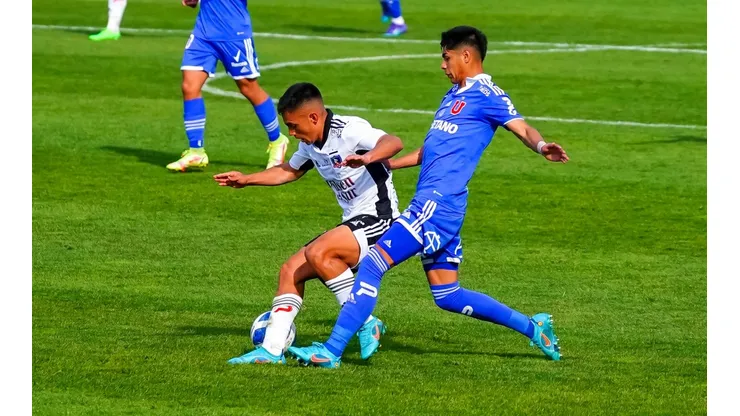 Vicente Pizarro cuida la pelota ante la arremetida de Darío Osorio en el Superclásico jugado en el Fiscal de Talca que ganaron los albos.