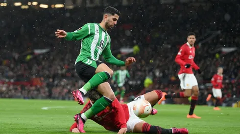 Ayoze Pérez disputa un balón con Lisandro Martínez en la derrota del Betis ante el Manchester United.