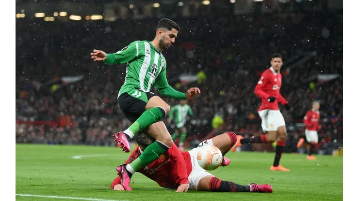 Ayoze Pérez disputa un balón con Lisandro Martínez en la derrota del Betis ante el Manchester United.