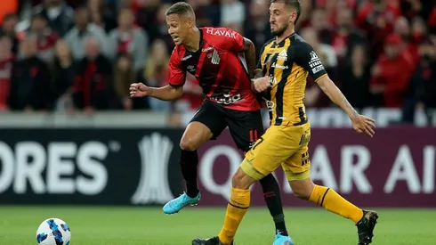 Luciano Ursino en acción por el The Strongest ante el Athletico Paranaense en la Copa Libertadores 2022. El volante nacido en Argentina jugará en la selección de Bolivia.