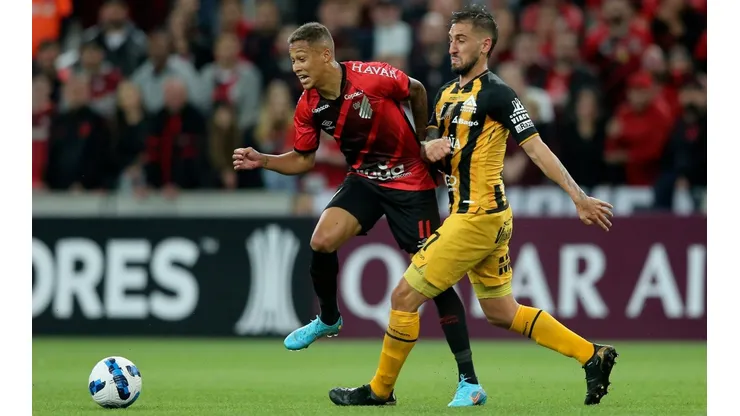 Luciano Ursino en acción por el The Strongest ante el Athletico Paranaense en la Copa Libertadores 2022. El volante nacido en Argentina jugará en la selección de Bolivia.