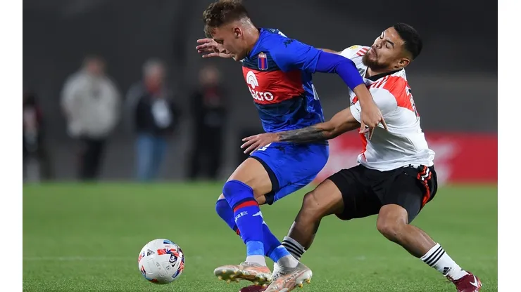 Mateo Retegui evade la marca de Paulo Díaz en un duelo entre Tigre y River Plate.