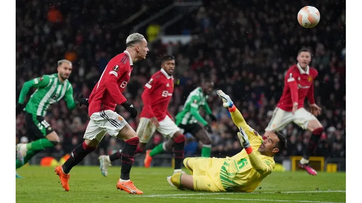 Claudio Bravo atajó todo lo que pudo, pero no logró frenar por completo al ataque del Manchester United