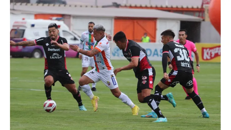 Leonardo Valencia es titular en el duelo entre Cobresal y Palestino por la Copa Sudamericana.