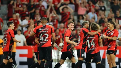 Luciano Arriagada podría tener más chances en Athletico Paranaense si se va Vitor Roque.